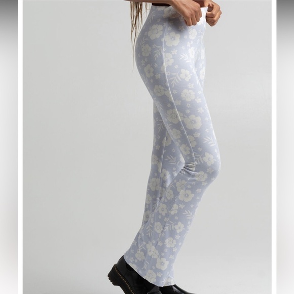 NWT RSQ Purple Hibiscus Floral Flare Pull on Pants - Picture 4 of 15